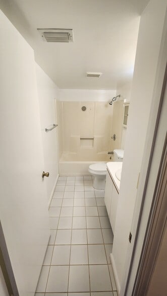 Building Photo - 911 SW South River Dr