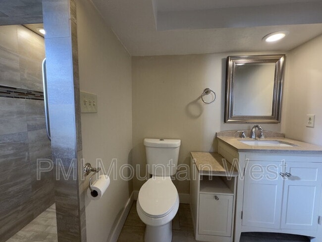 Building Photo - 1878 E Stratford Ave