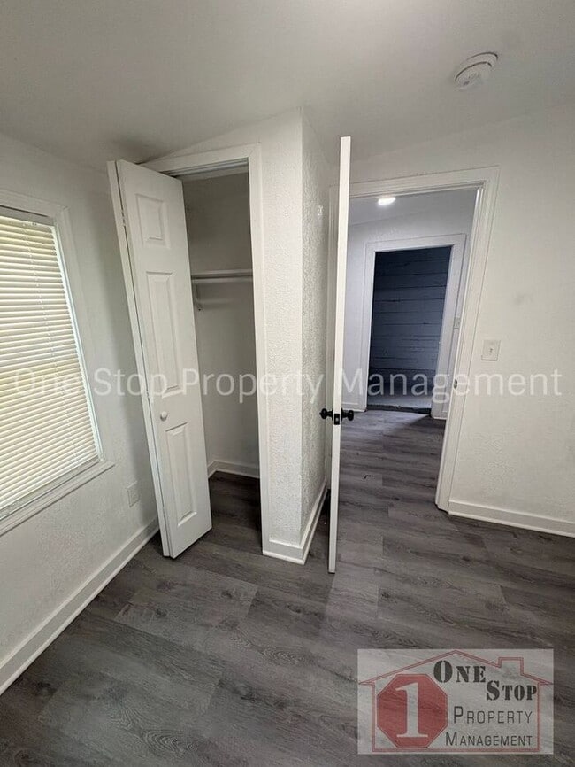 Building Photo - Gorgeous 4 Bedroom, 2 Bath in Independence!