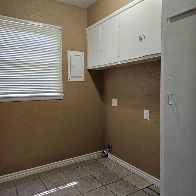 Building Photo - 801 W Golf Course Rd