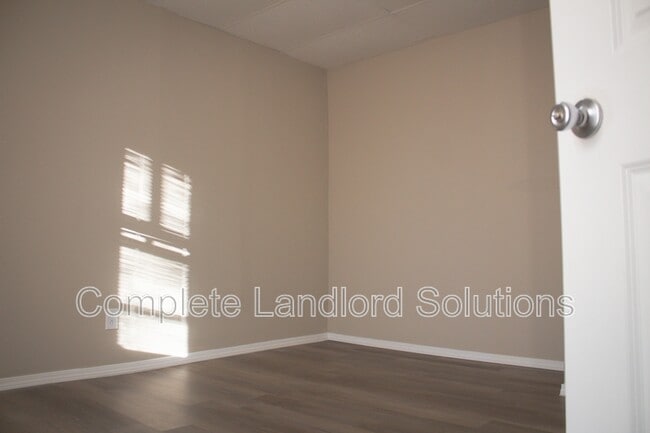 Building Photo - 215 N 6th St