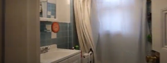 Building Photo - 4-bed + 1 1/2 bath BU-GAP