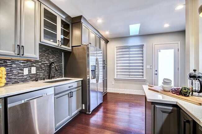 Building Photo - Gorgeous 5 BED + 3.5 Ba in Main House, 1 + 1 in BSMT, 1 + 1 above garage  in the Heart of Downtow...