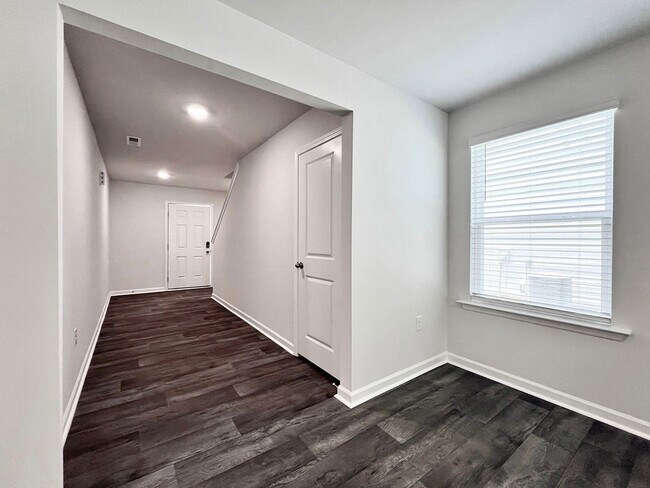 Building Photo - 258 Palm Dr