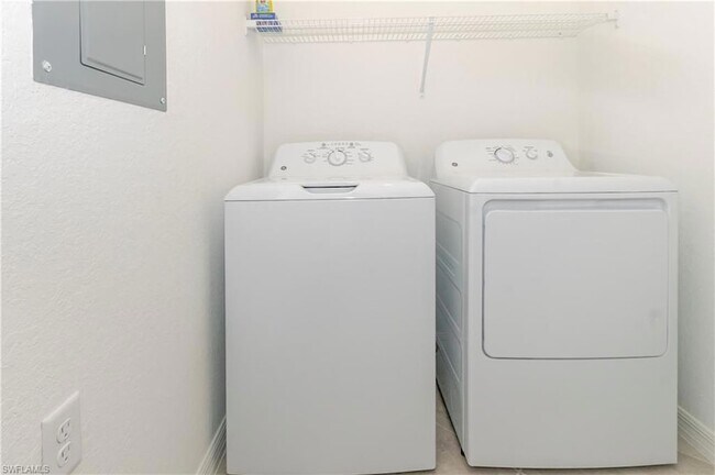 Building Photo - 15345 Grn Acrs Ave