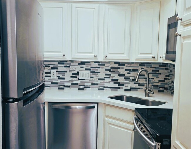 Building Photo - 921 Marine Dr