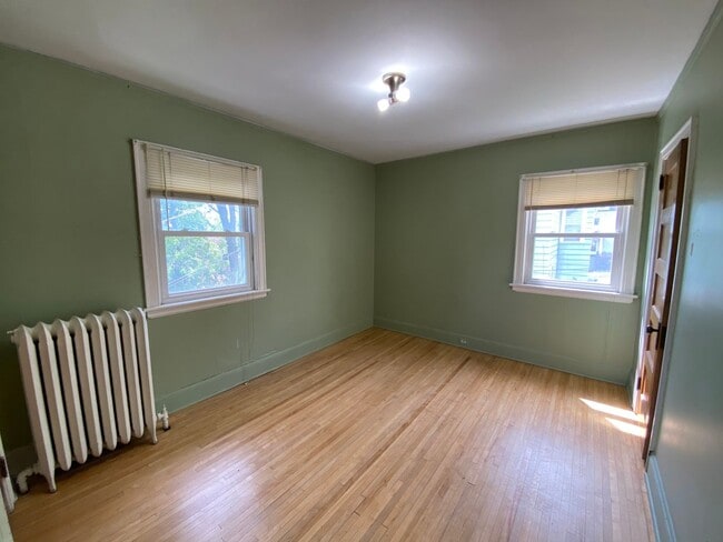 Building Photo - 908 E 4th St