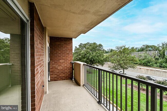 Building Photo - 1300 Army Navy Dr