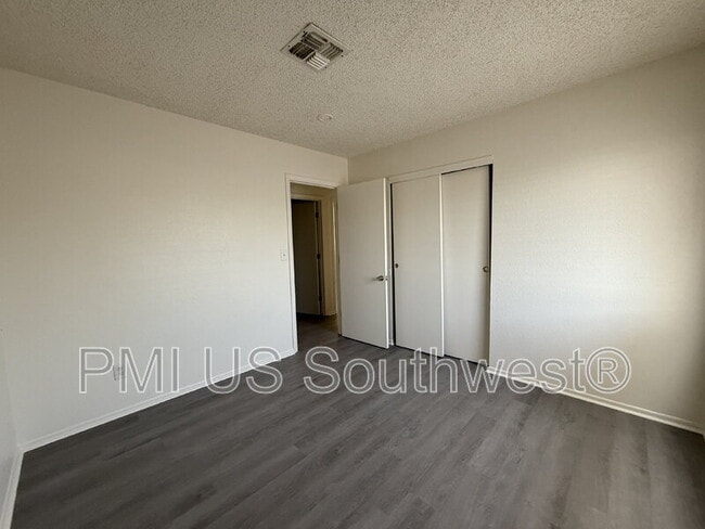 Building Photo - 664 Honeysuckle Rd