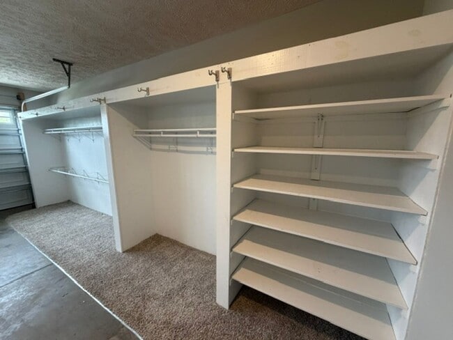 Building Photo - 311 Oak Pointe Cir E