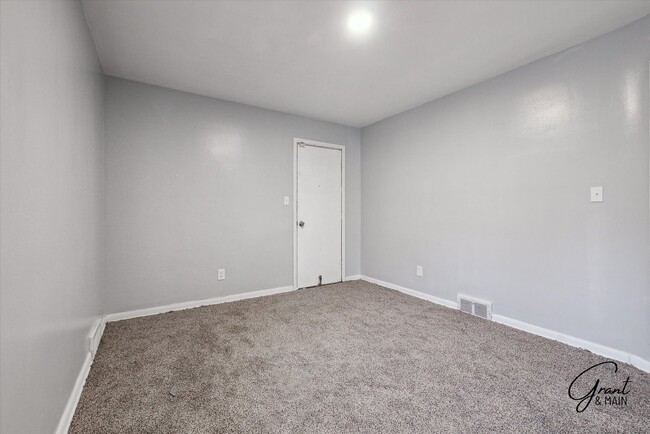 Building Photo - $1400 - Fully Renovated 3 Bed 1.5 Bath