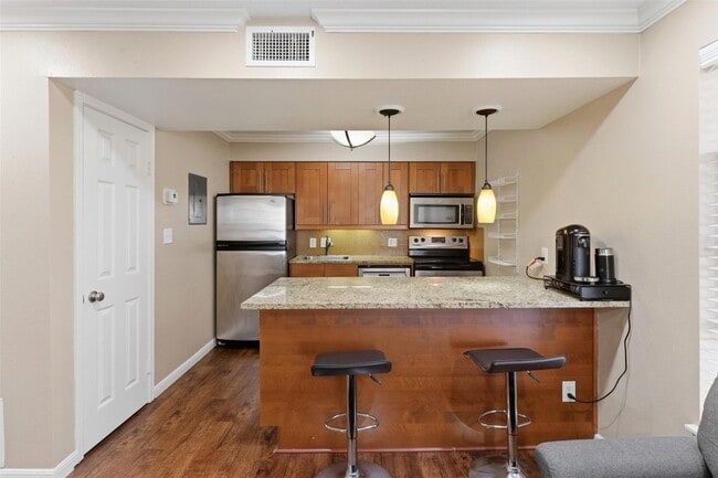 Building Photo - 7685 Northcross Dr