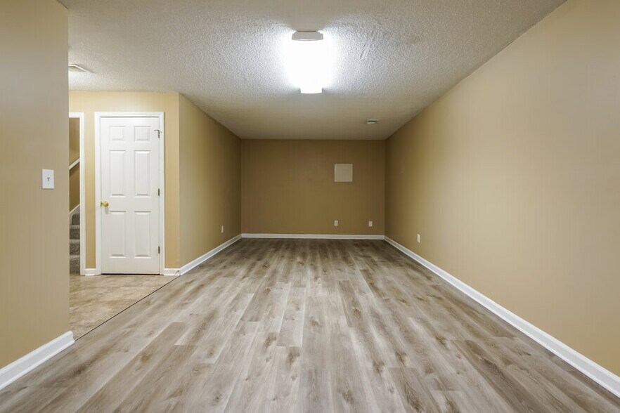 Building Photo - 6320 Wellington Ct