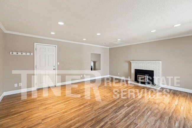 Building Photo - 639 Flower Dr