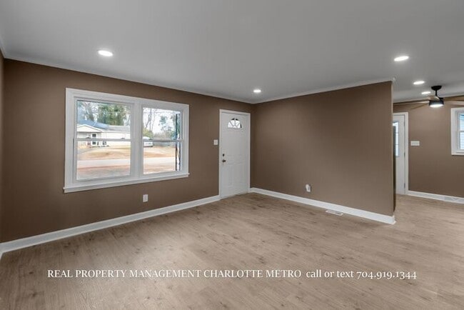 Building Photo - A Cozy Rock Hill Retreat Close to It All