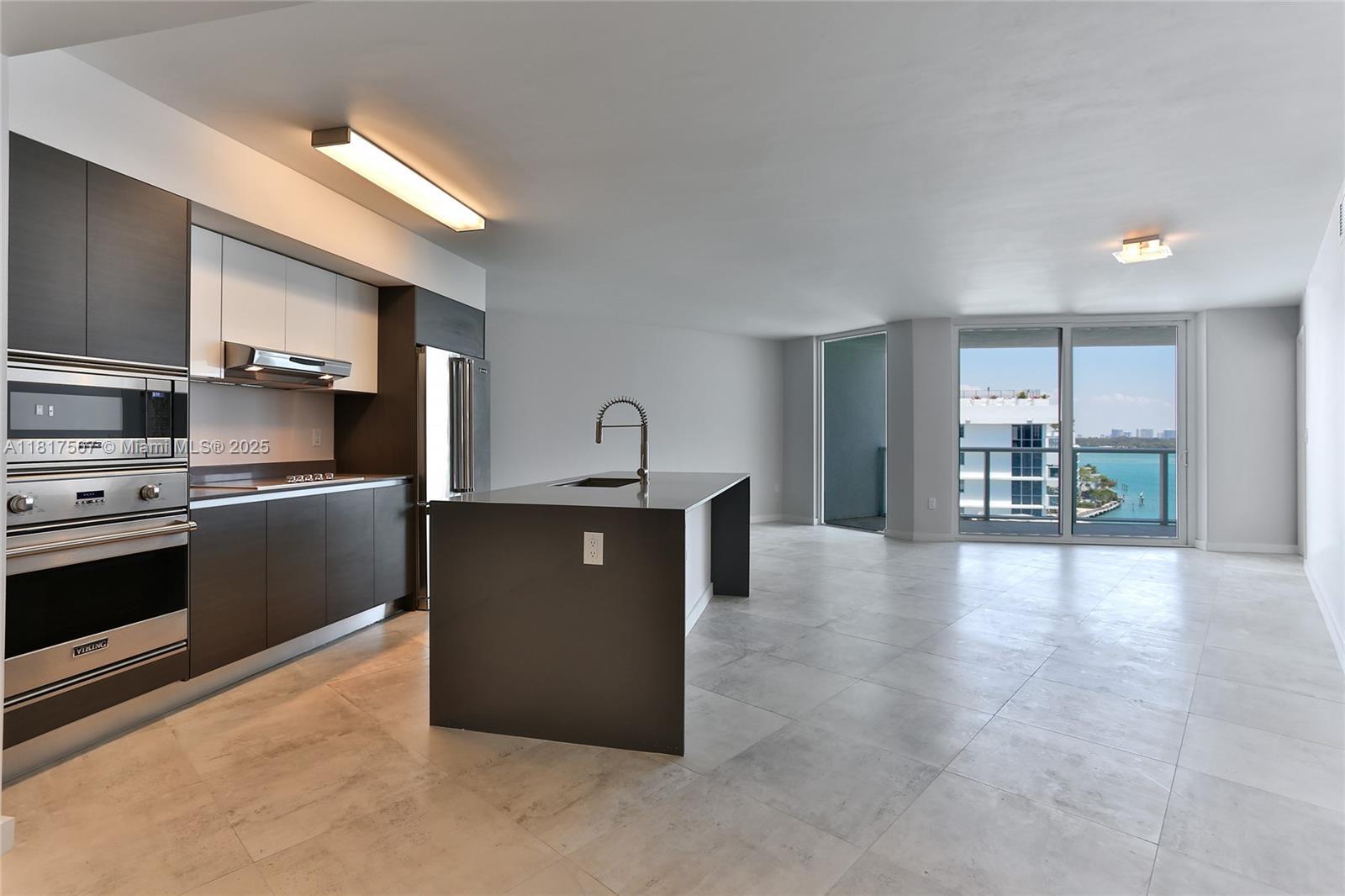 Building Photo - 9821 E Bay Harbor Dr