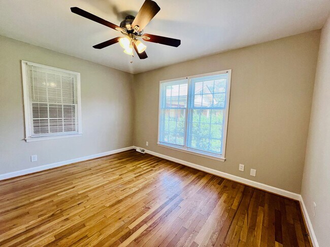 Building Photo - 3821 Rosehaven Dr