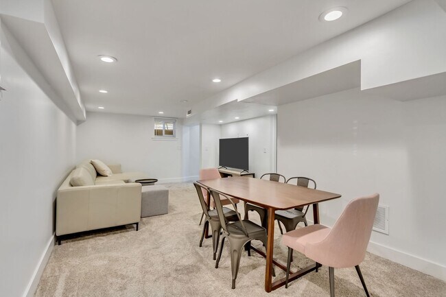 Building Photo - Elegant Yale Crest Bungalow in the Heart o...