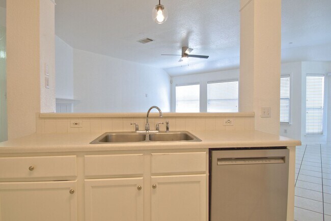 Building Photo - Well Maintained 3/2/2 on Corner Lot