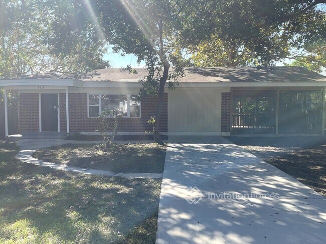Primary Photo - 464 Skate Rd