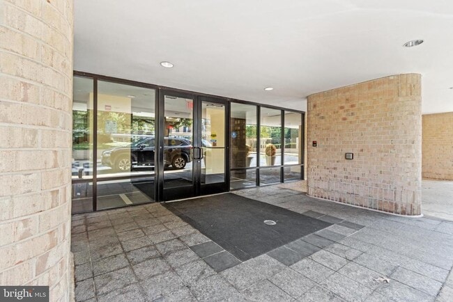 Building Photo - 4500 S Four Mile Run Dr