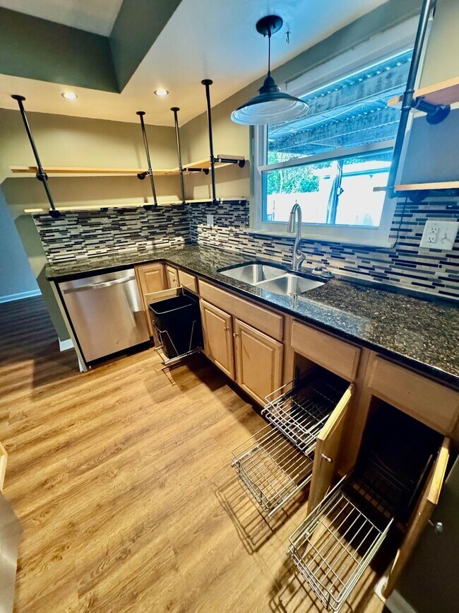 Building Photo - Beautiful Ranch Style Home