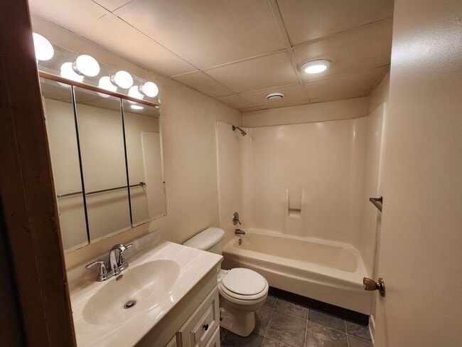 Building Photo - Downtown 1 bedroom Courtyard Apartment *Tenant Pays Electric ONLY!*