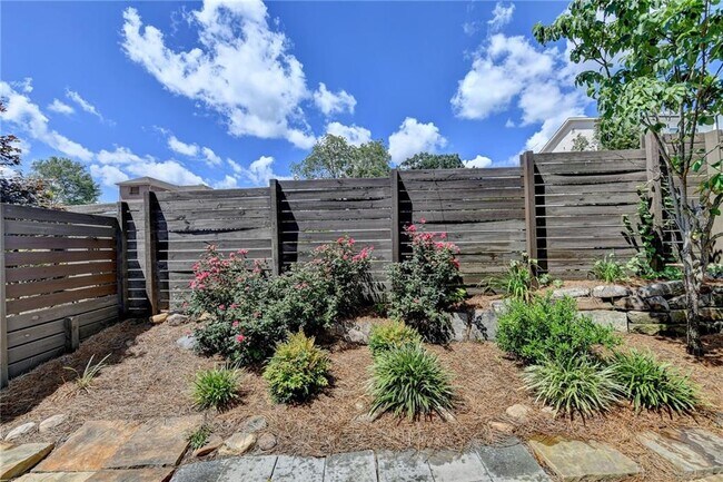 Building Photo - 341 Bailey Walk