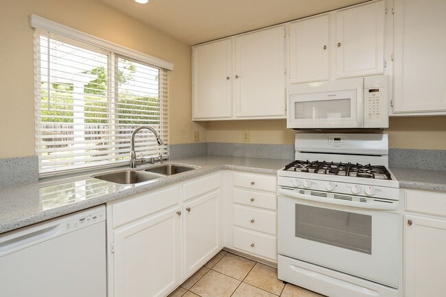 Building Photo - Beautiful Home In Coveted Rancho Del Oro!