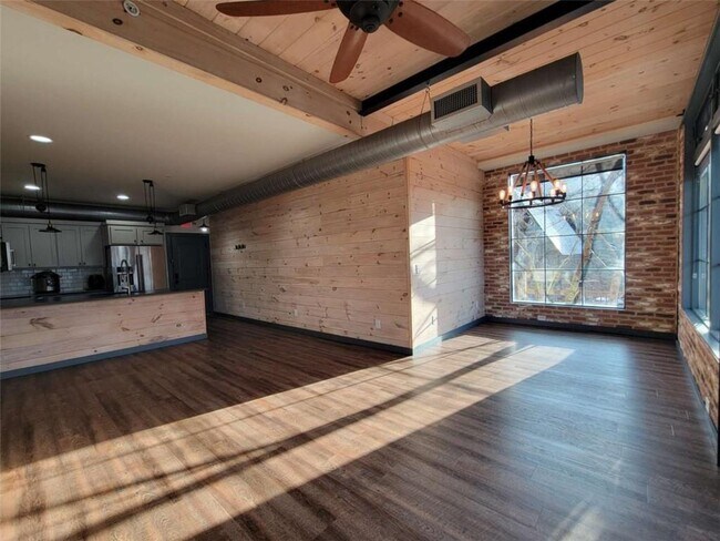 Building Photo - 550 E Main St