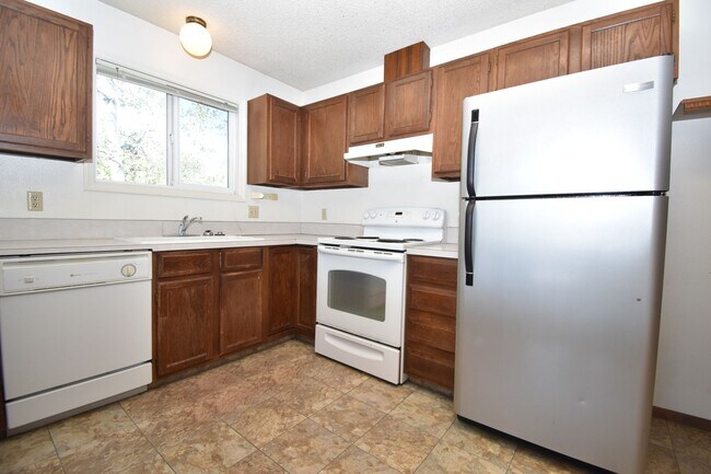 Building Photo - 2Bed 1.5Ba W/ Carport! Close to Trails, Ho...