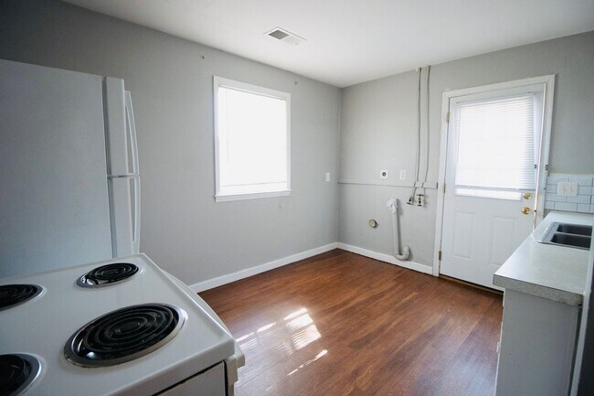Building Photo - 2 Bedroom, 1 Bath in West Columbia