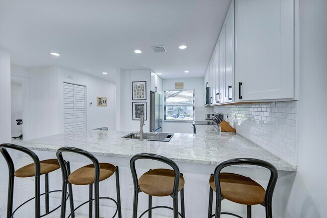 Building Photo - 8545 Casa Del Lago