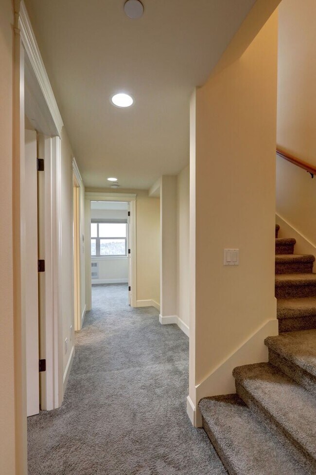 Building Photo - Grand 4 bedroom /2.5-bathroom Townhome w/ Sweeping Views of Lake Union & Cascades!
