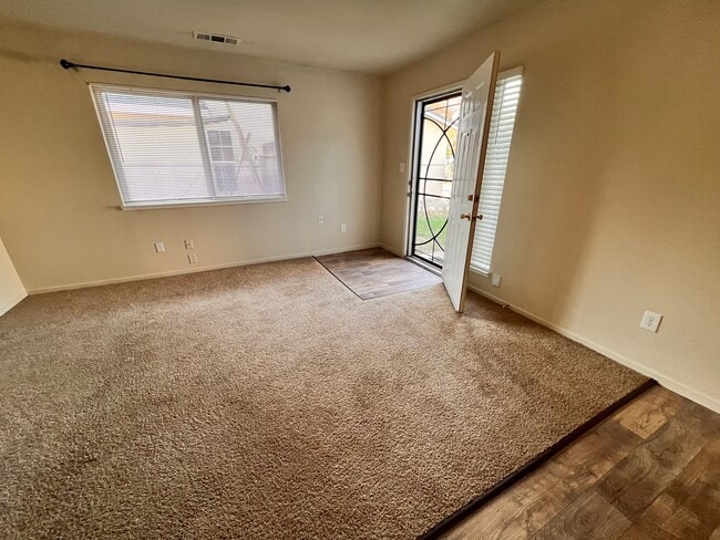 Entry/living room - 5026 Dana Ave