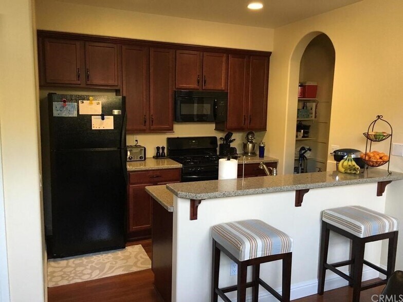Kitchen - 288 Windward Ave