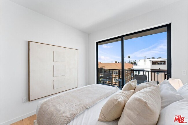 Building Photo - 904 S New Hampshire Ave