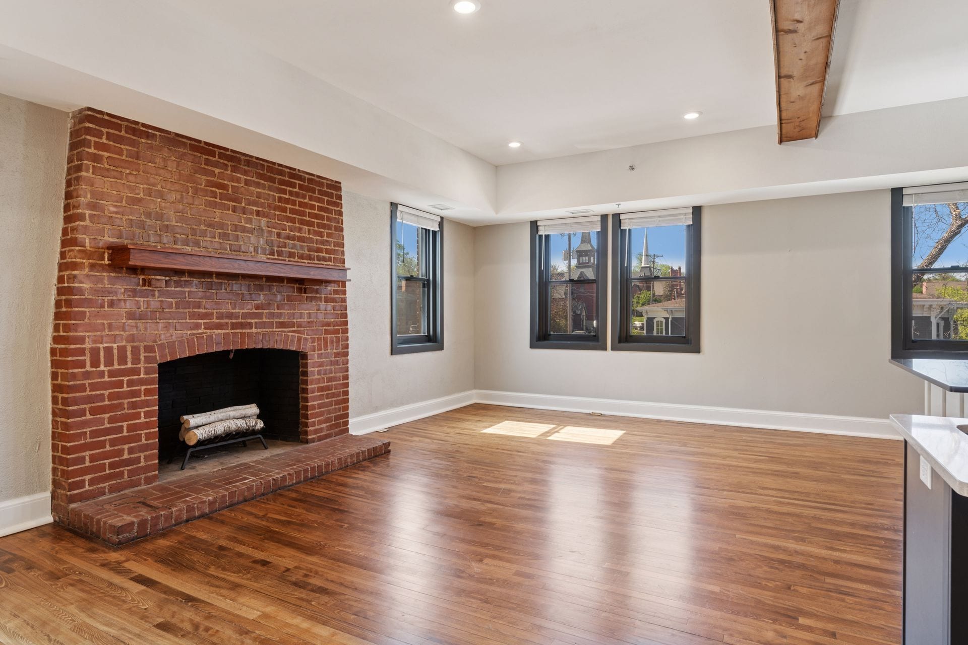 Building Photo - 107 Chestnut St E