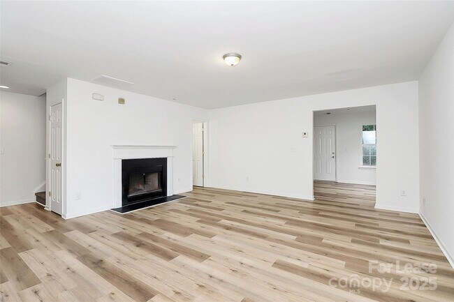 Building Photo - 1215 McAllister Dr
