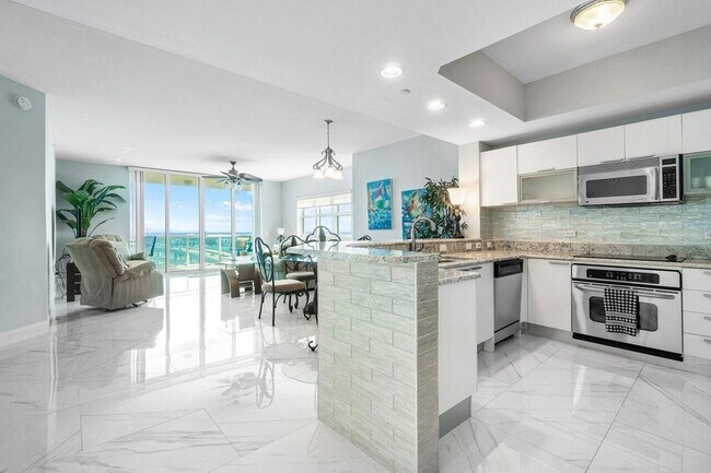 Building Photo - 2640 Lake Shore Dr