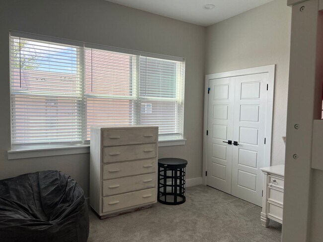 Building Photo - Alamo Heights Area!!