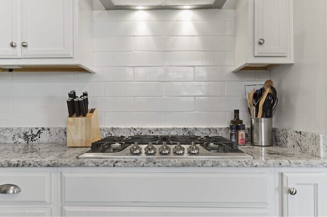 Building Photo - Luxurious 4-Bed Townhouse with Fireplace &...