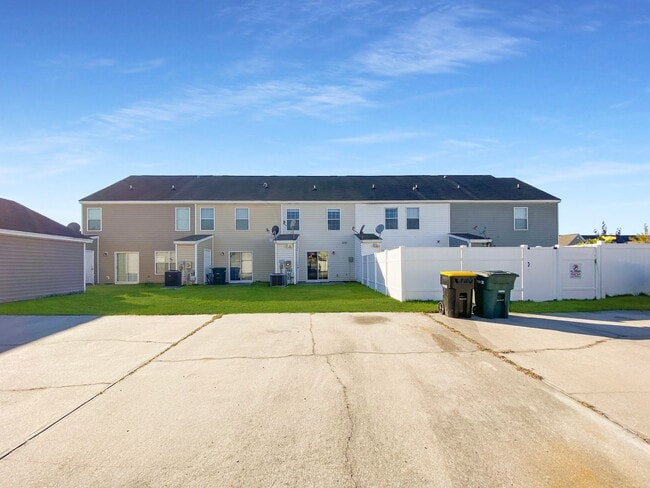 Building Photo - Two Bedroom Townhome in Godley Park with m...