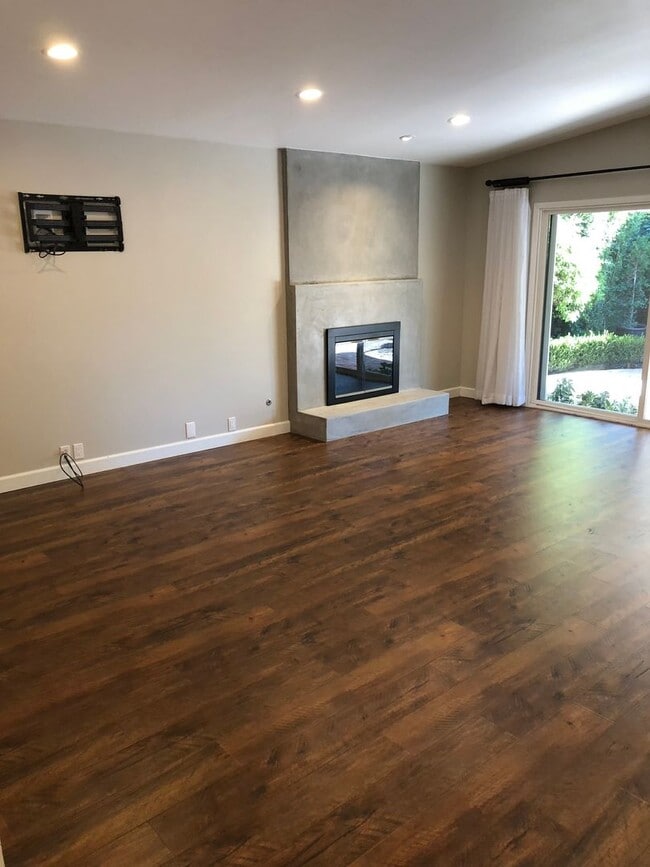 Building Photo - Well maintained, updated Goleta home