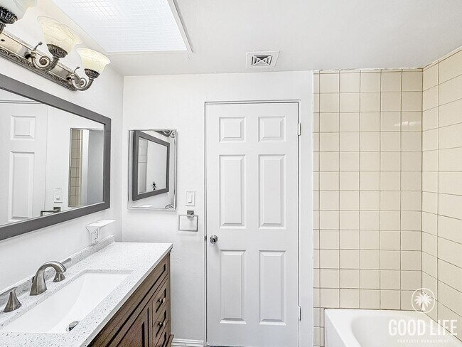 Building Photo - Beautiful 2B/1.5BA Condo For Rent In Unive...