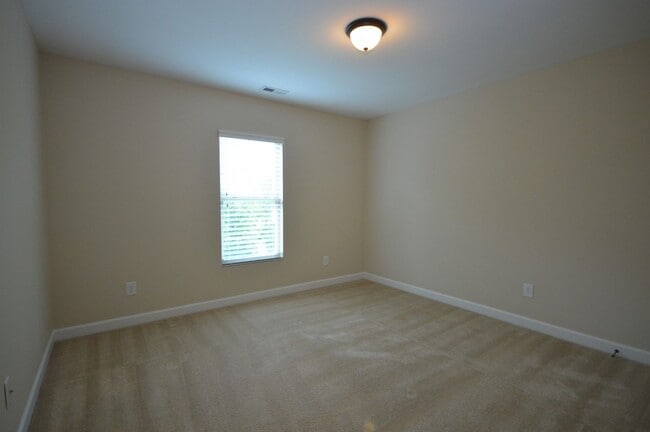 Building Photo - 204 Station Dr