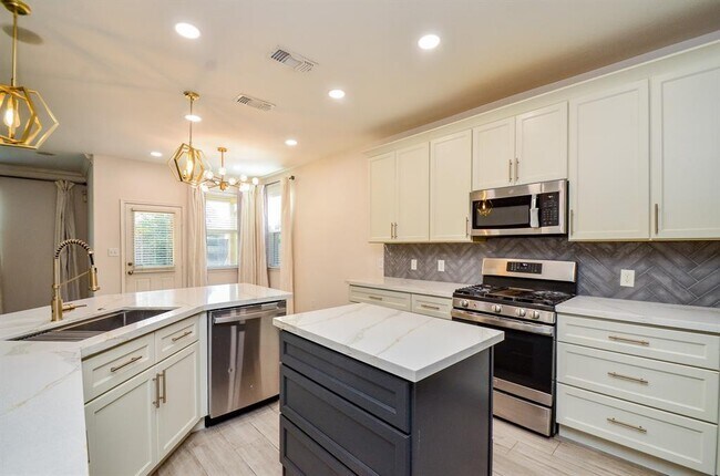 Building Photo - 7015 Baitland Dr