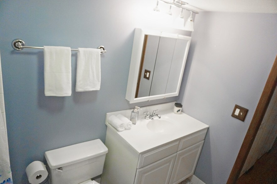 Building Photo - 603 S River Rd