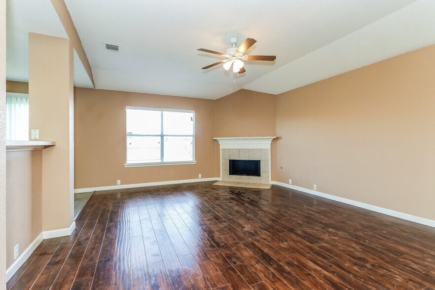 Building Photo - 6901 Baybridge Dr