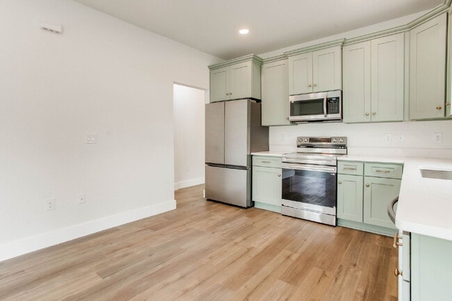 Building Photo - New Construction, 3 bed 3 bath near downtown!